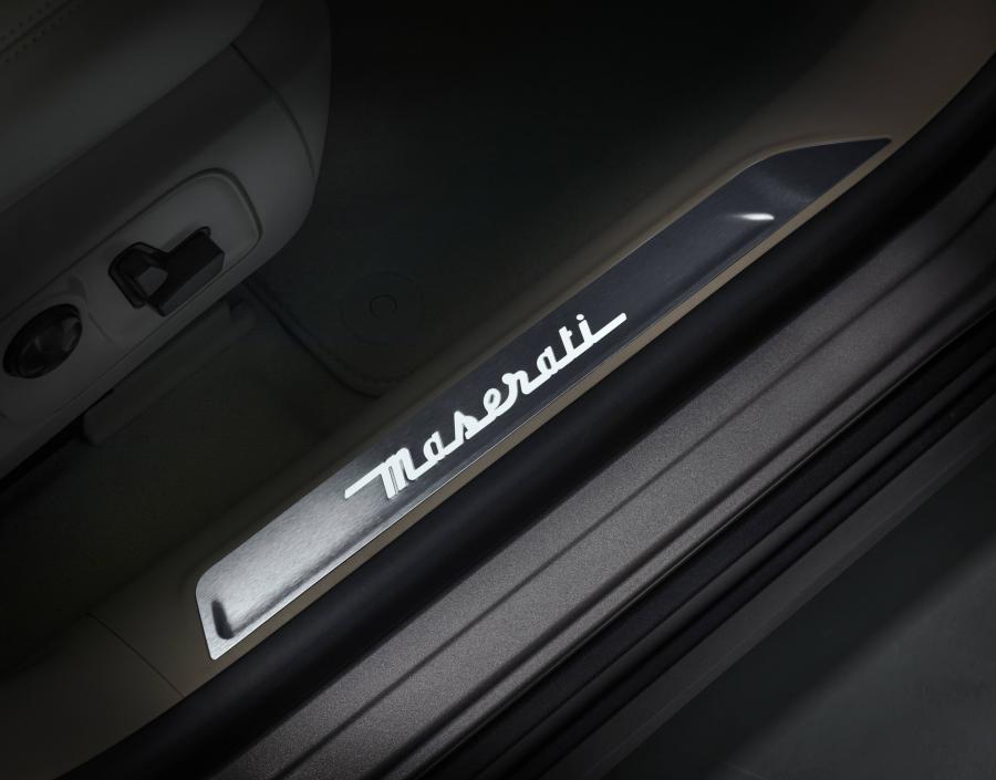 Детали интерьера Maserati Levante S Q4 GranLusso 2017 года  (WW) (фото 42 из 47)